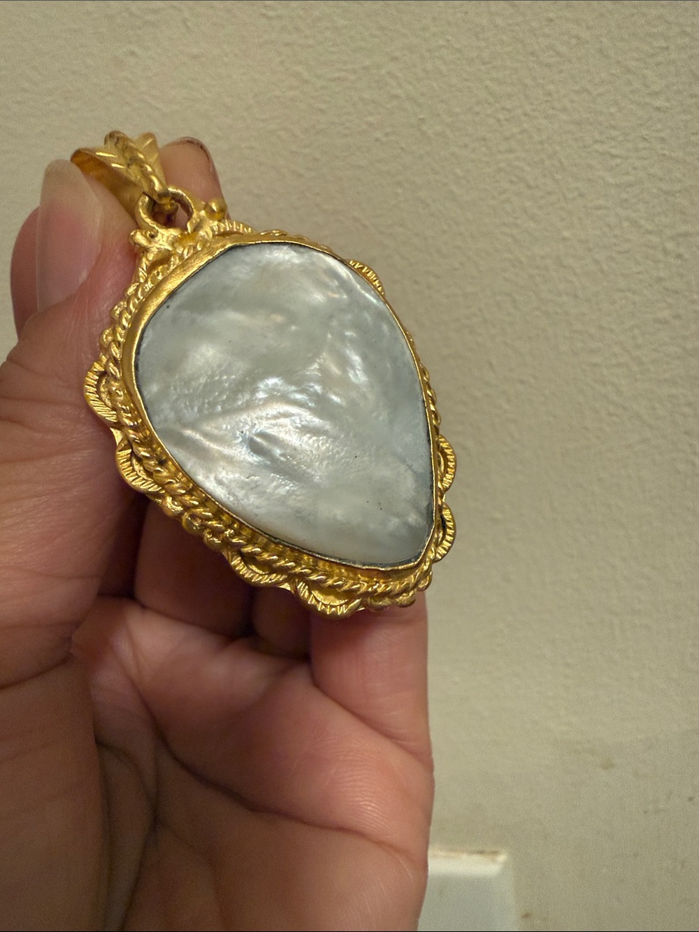 Artisan 18k matte Gold overlayand Mother-of-Pearl Teardrop Pendant Necklace NWOT